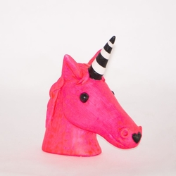  - Neon Pembe Tek Boynuzlu At Siyah Beyaz Boynuz